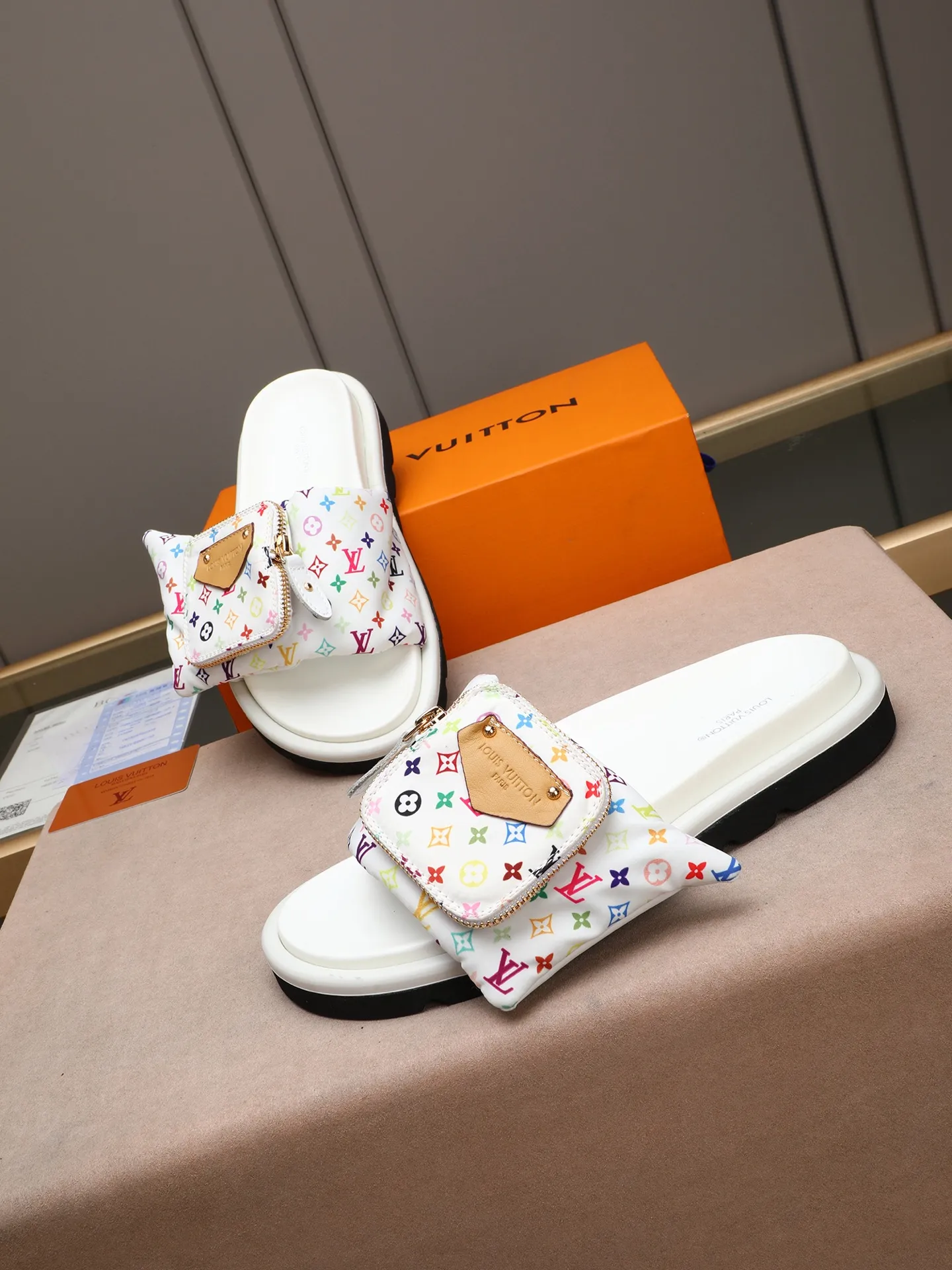 PP400 couple model with drawer box [LOUIS VUITTON] Louis Vuitton, the latest LV official website printed wallet and men's and women's slippers🔥🔥🔥 are now on the market. The drawer box is packed with cloth bags and cards. The upper pattern looks very soft and waxy, and it is a super versatile leg slimming tool. Fabric: Imported denim/down silk cotton embossed, official website pattern printing, lining: water-dyed sheepskin down filling, comfortable to wear, feet: high elastic PU water table. Sole: foam sole, heel height: about 5cm. Size 35-46, 35, 45 and 46 are custom-made and cannot be returned or exchanged. Color: multiple colors available.